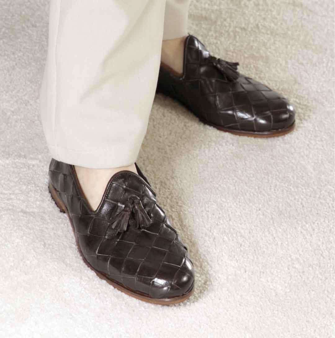 Men's loafers with tassels in dark brown woven leather