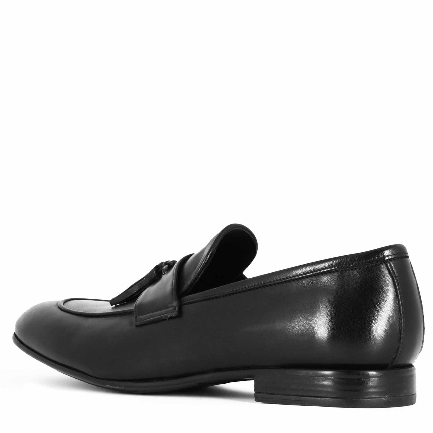 Elegant men's loafer in soft black leather with tassels