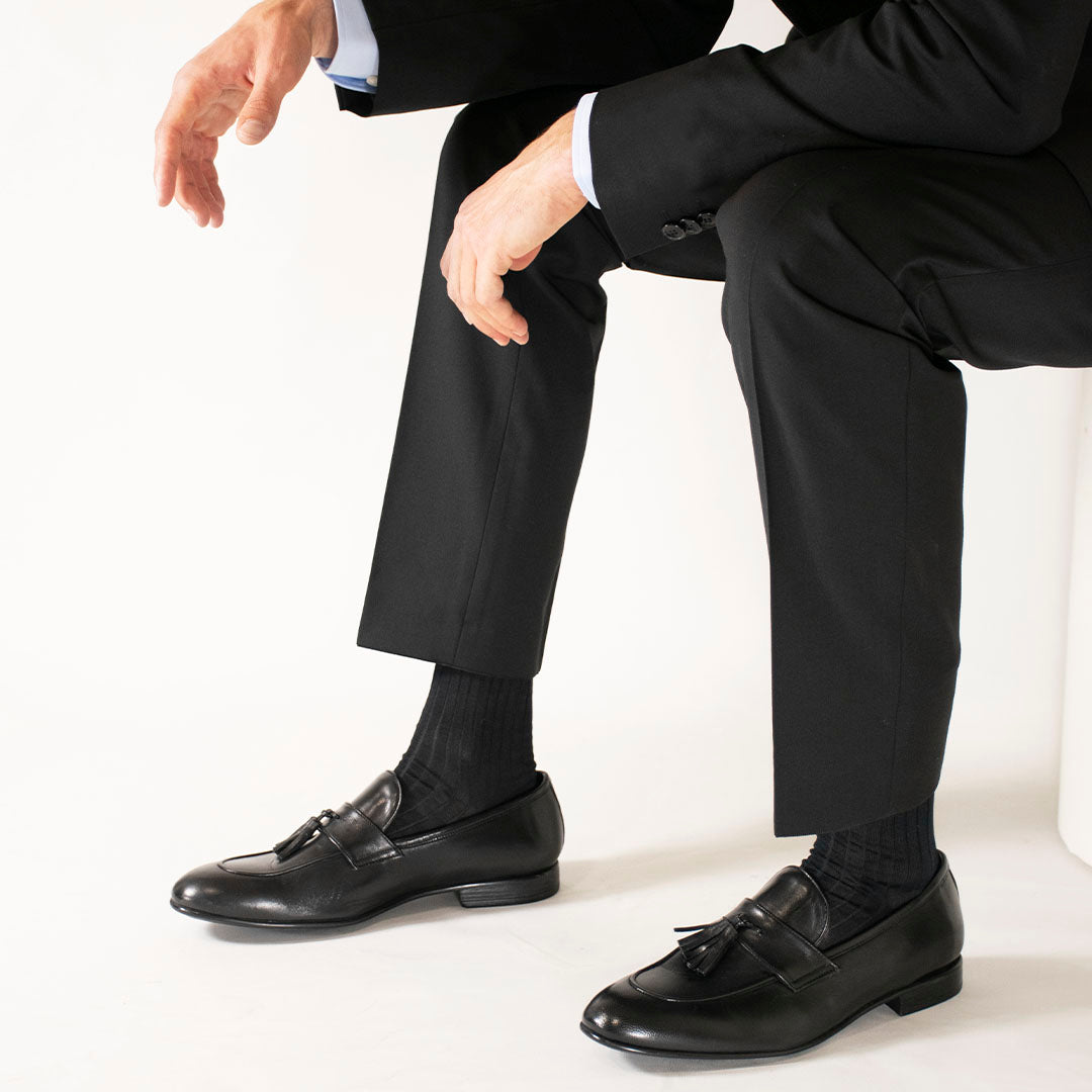 Elegant men's loafer in soft black leather with tassels