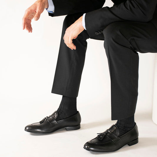 Elegant men's loafer in soft black leather with tassels